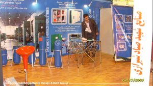 جزئیات ساخت غرفه صنایع دفاع صیاد شیرازی - نمایشگاه ۱۳۸۶ نمایی از بخش سی آی پی غرفه به همراه بنر معرفی خدمات شرکت صنایع دفاع