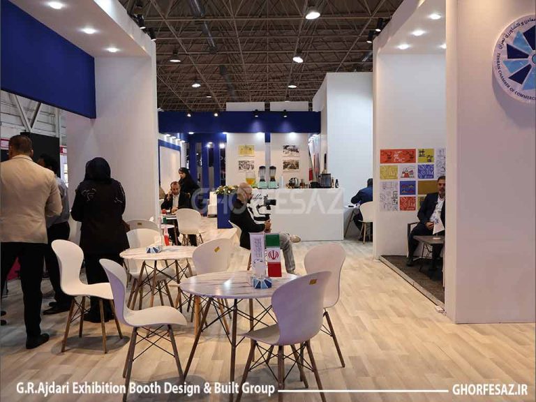 نمایی از سی آی پی غرفه نمایشگاهی اتاق بازرگانی تهران در نمایشگاه صنعت تهران در سال 04 با میز و صندلی سفید نمایشگاهی طراحی توسط غرفه ساز نمایشگاهی یکتا