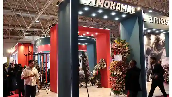غرفه لاماسیا دکتر مکمل در نمایشگاه ورزش تهران با طراحی مدرن و نورپردازی حرفه‌ای